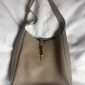 LE 5 À 7 SUPPLE LARGE IN GRAINED LEATHER